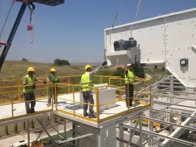 Üretim tesisinde paslanmaz çelik kovalı elevatör hattı